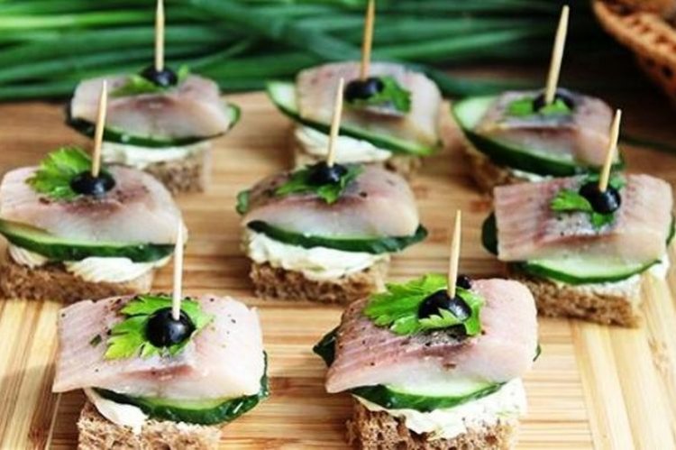 Бутерброды с селедкой, огурцами и маслинами