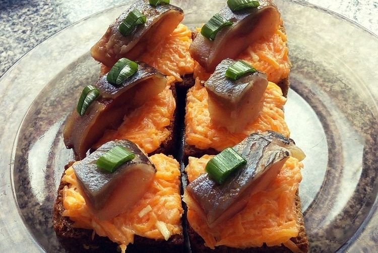 Бутерброды с селедкой и корейской морковью