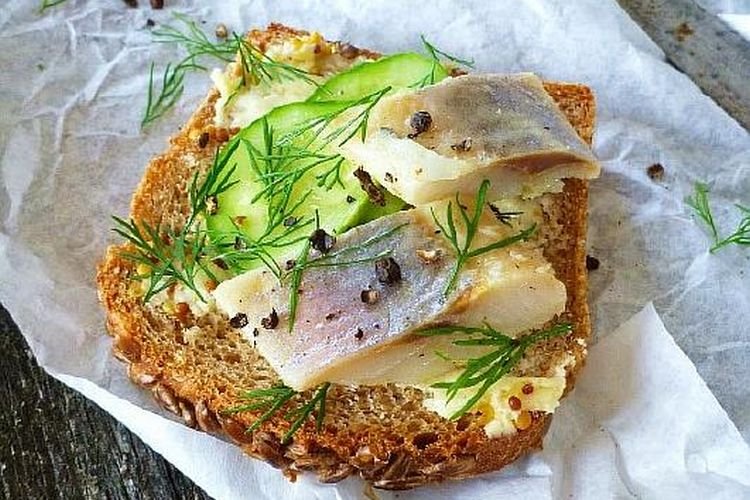 Бутерброды с селедкой, огурцами и горчицей