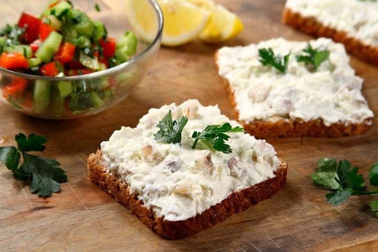 Бутерброды с селедкой и творогом
