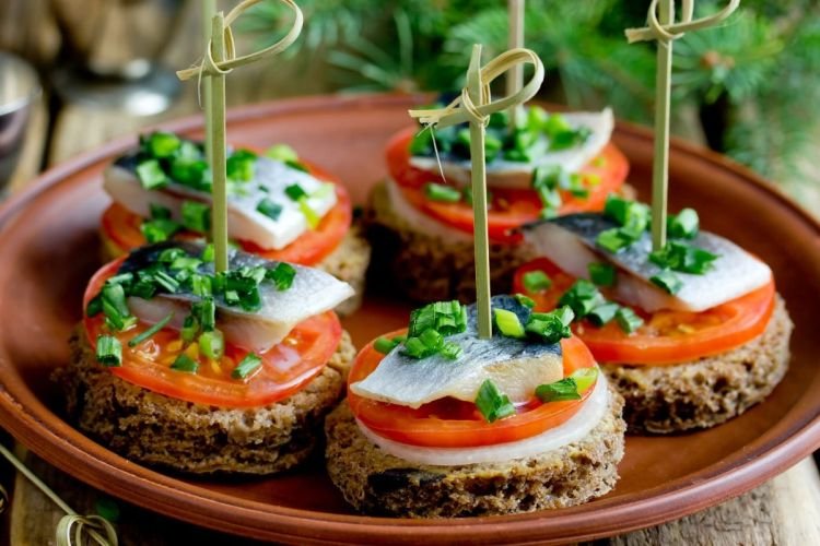 Бутерброды с селедкой и помидорами