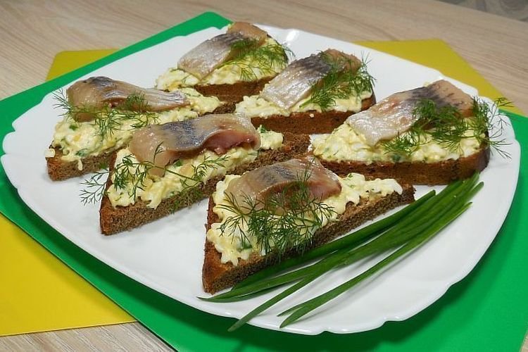 Бутерброды с селедкой и сыром