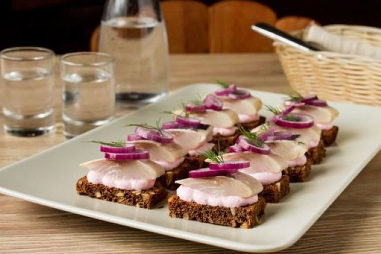 Бутерброды с селедкой и хреном