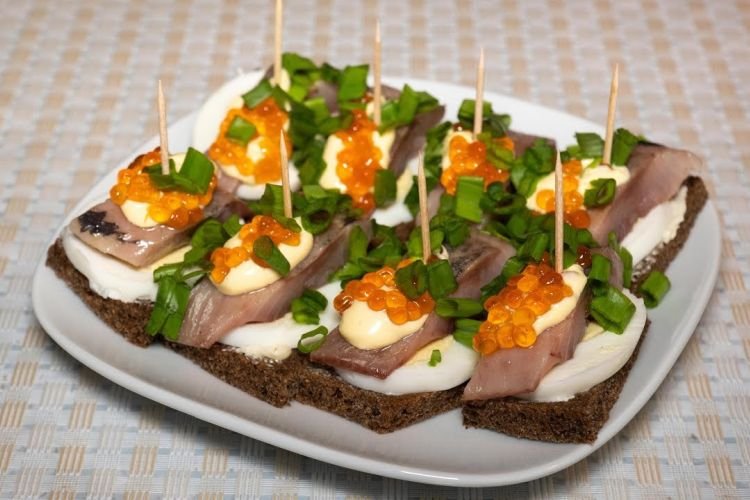 Бутерброды с селедкой и красной икрой