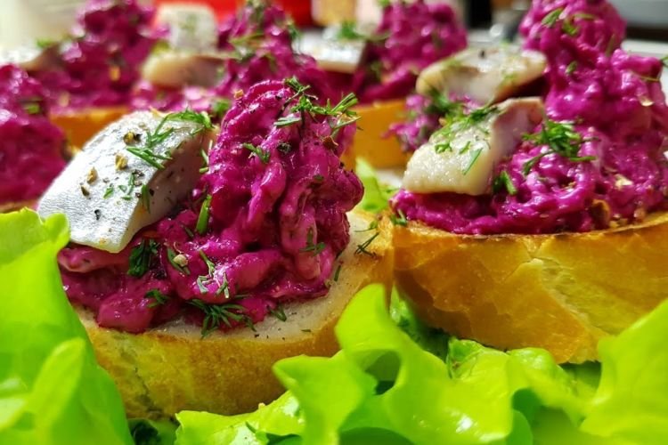 Бутерброды с селедкой и свеклой