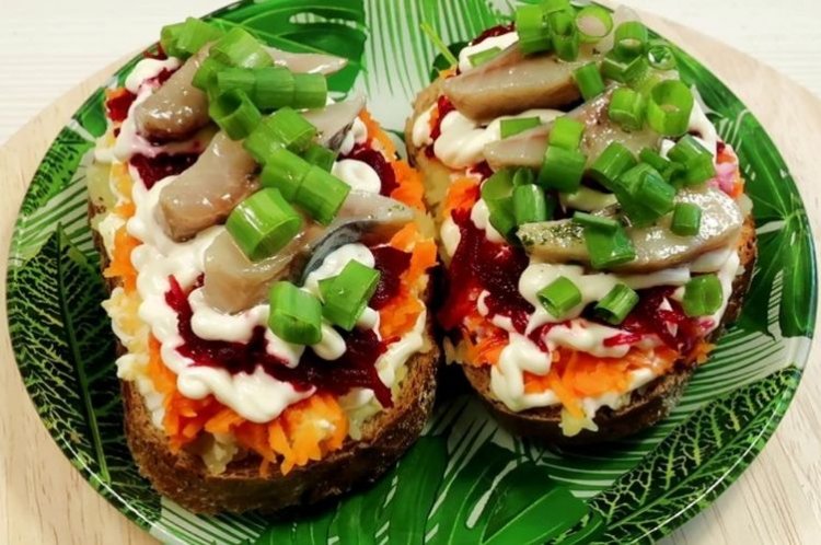 Бутерброды с селедкой под шубой