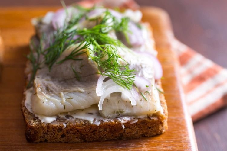 Бутерброды с селедкой и сливочным сыром