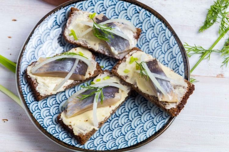 Бутерброды с селедкой, луком и зеленью