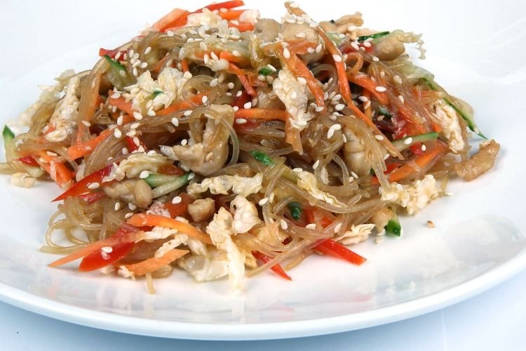 Теплый салат с фунчозой и курицей