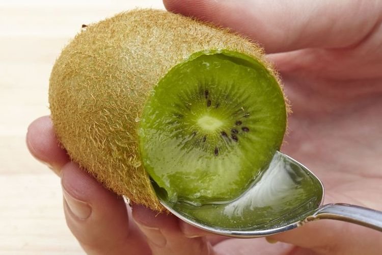 Чистка киви ложкой
