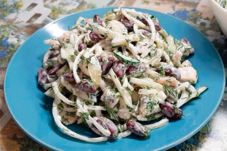 Салат с фасолью и огурцами
