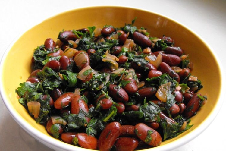 Салат с консервированной фасолью и кинзой