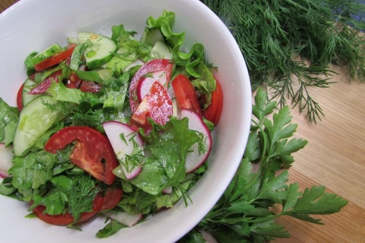 Салат с редиской и зеленью