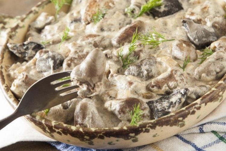 Куриные сердечки в сметане