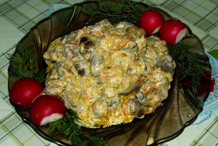 Куриные сердечки с луком и морковью