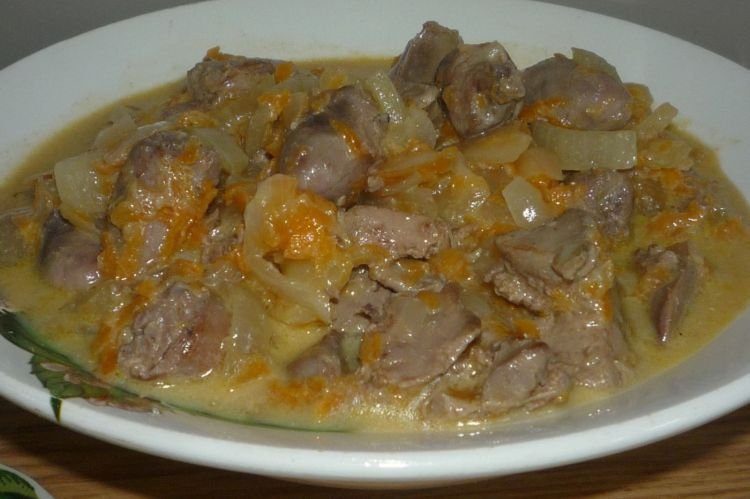Куриные сердечки с подливой