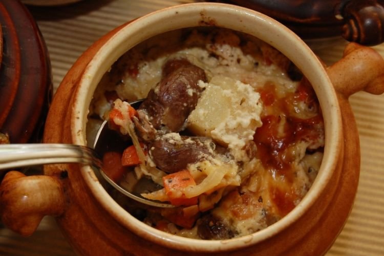 Куриные сердечки в горшочках