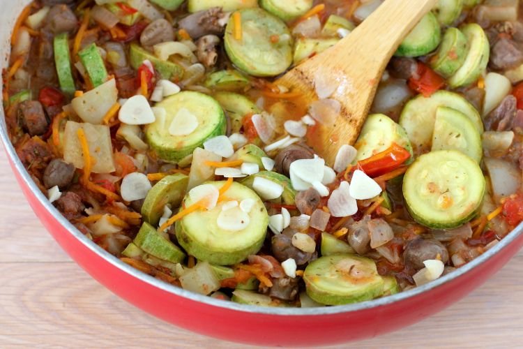 Куриные сердечки с овощами