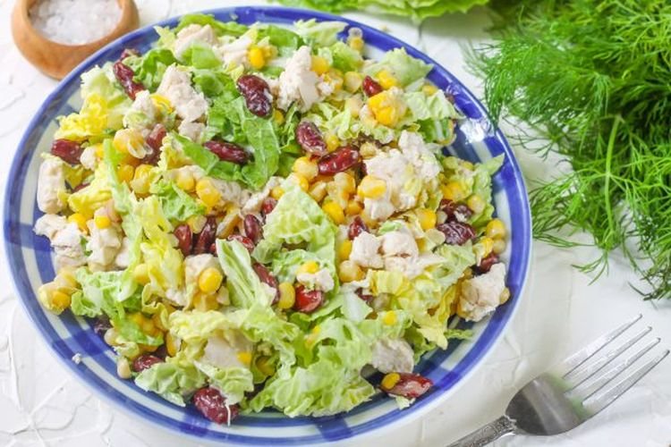 Салат с курицей, фасолью и пекинской капустой
