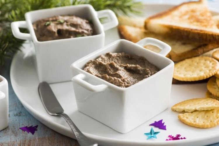 Паштет из куриной печени с яблоком и орехами