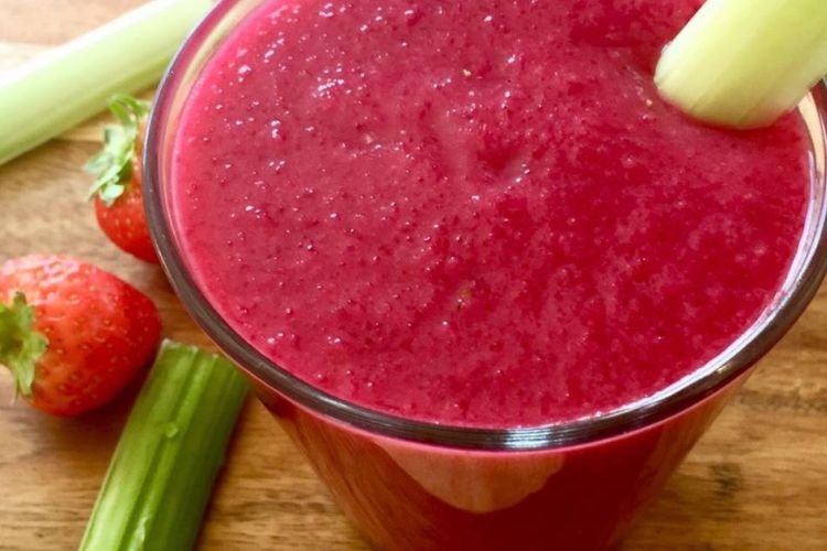 Смузи из сельдерея, свеклы и авокадо