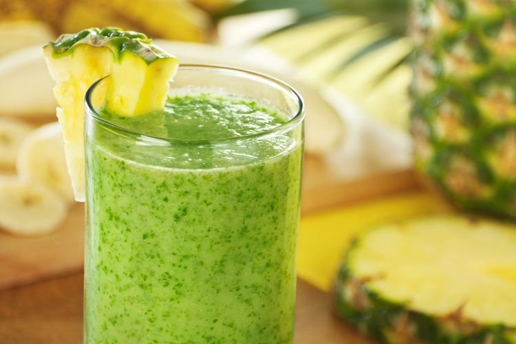 Смузи из сельдерея, ананаса и базилика