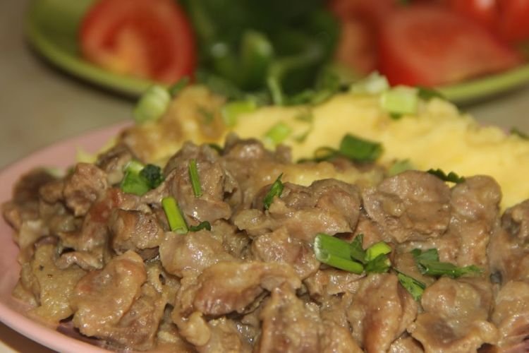 Тушеные куриные желудки с печенью и сердечками