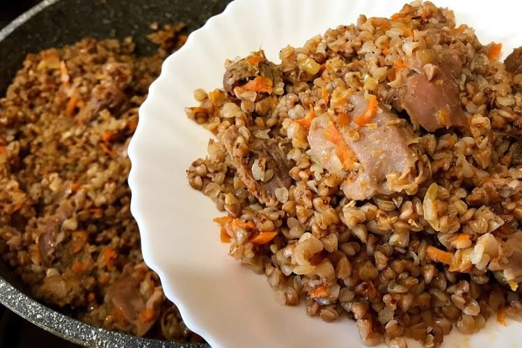 Куриные желудки с гречкой