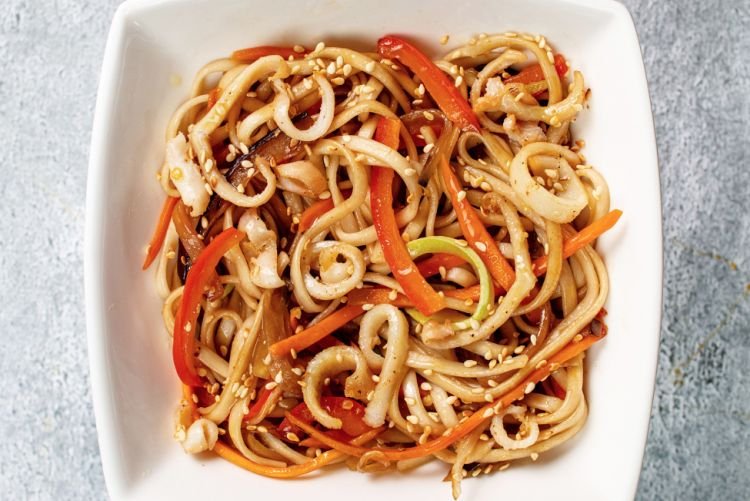 Удон с кальмарами и овощами