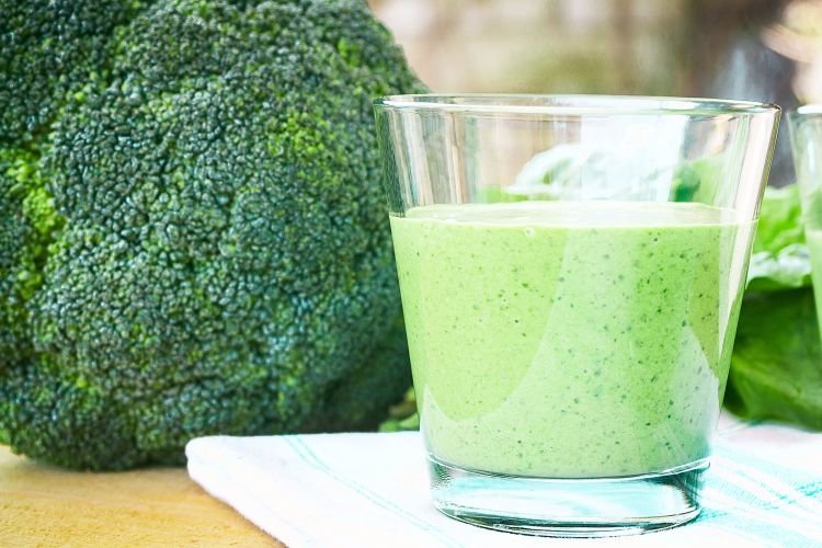 Овощной смузи из брокколи и шпината