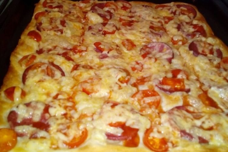 Пицца из слоеного теста с вареной колбасой