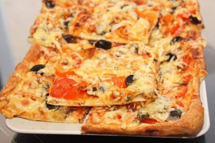 Пицца из слоеного теста с фаршем