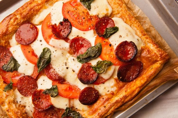 Пицца из слоеного теста с пепперони