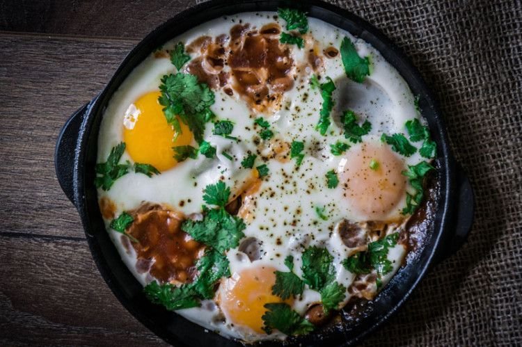 Яичница с беконом и фасолью