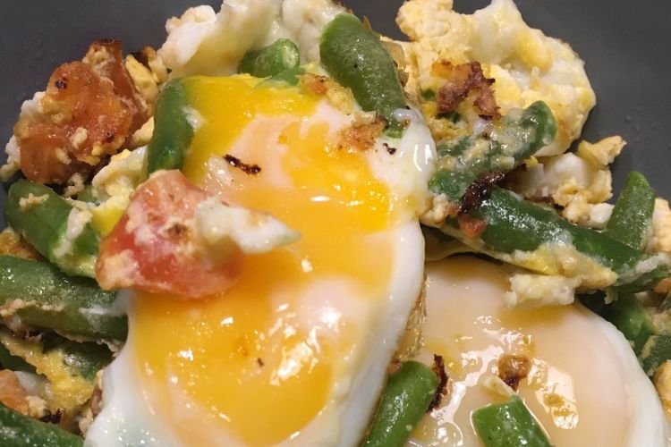 Яичница с беконом и стручковой фасолью