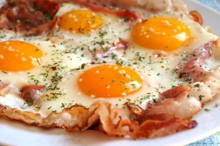 Яичница с беконом и баклажанами