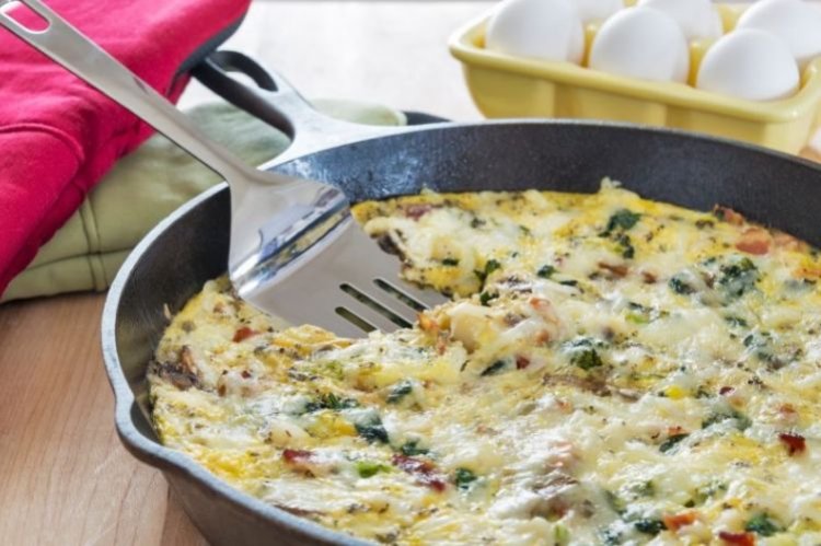 Яичница с беконом и брокколи