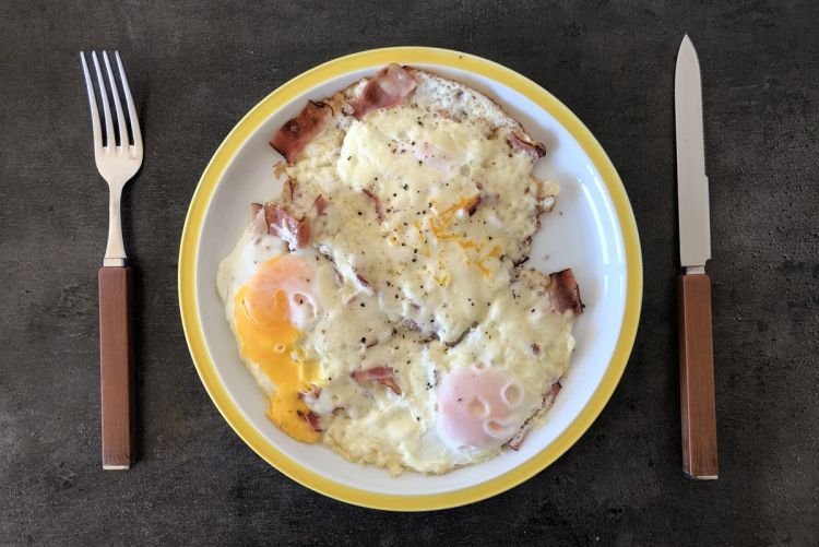 Яичница с беконом и сыром