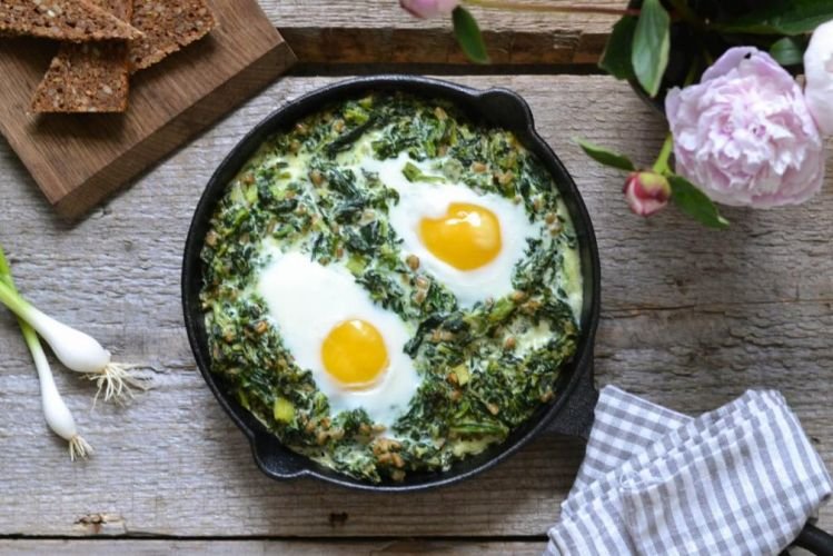 Яичница с беконом и шпинатом