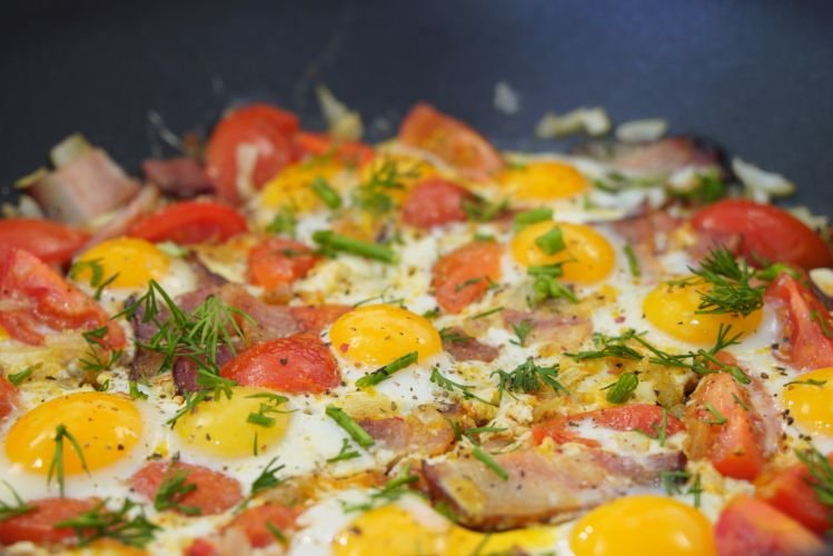 Яичница с овощами и беконом