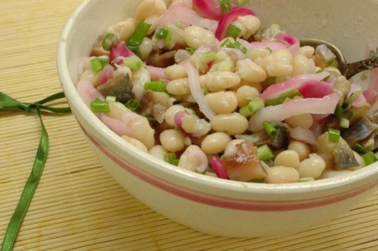 Салат с селедкой и фасолью