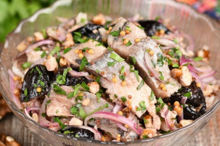 Салат с селедкой, орехами и черносливом