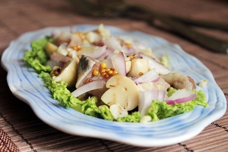 Салат с селедкой и маринованными грибами