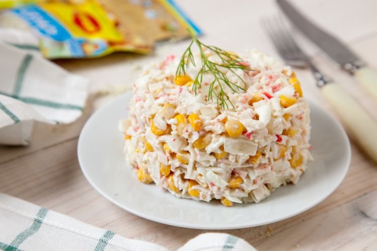 Салат с селедкой и крабовыми палочками