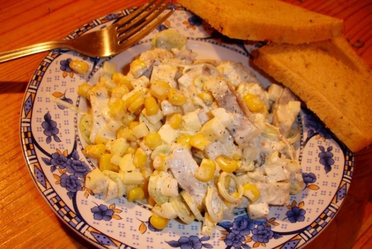 Салат с селедкой и кукурузой