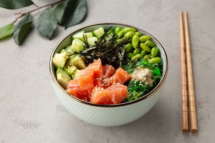 Поке с лососем и бобами эдамамэ