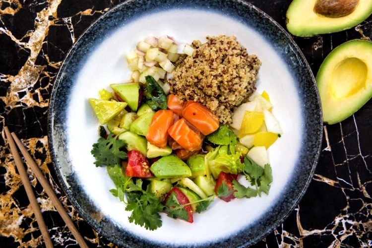 Поке с киноа и лососем