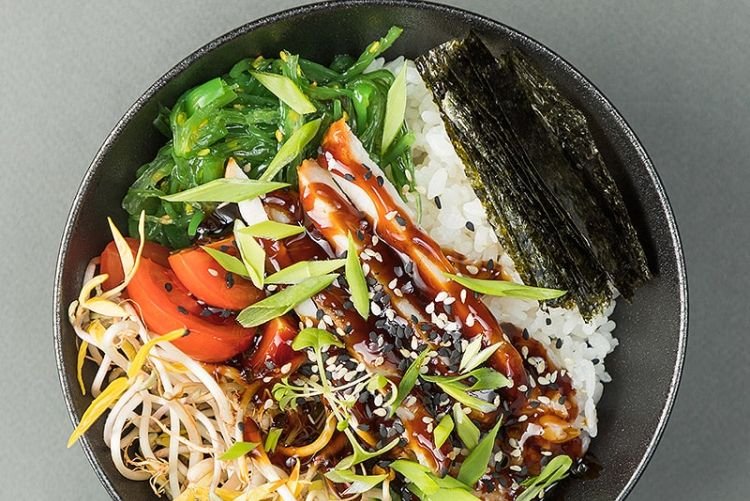 Поке с угрем и чуккой