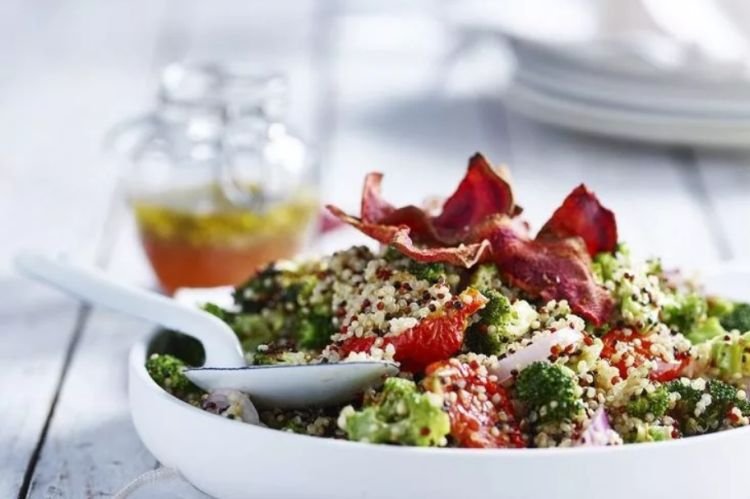 Поке с брокколи и беконом