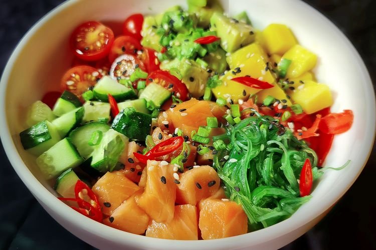 Поке с манго и авокадо